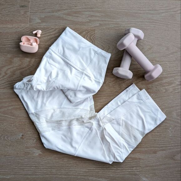 Victoria's Secret Pants - NWOT Victoria's Secret Sport Knockout Leggings with Mesh Lace Cutouts - L